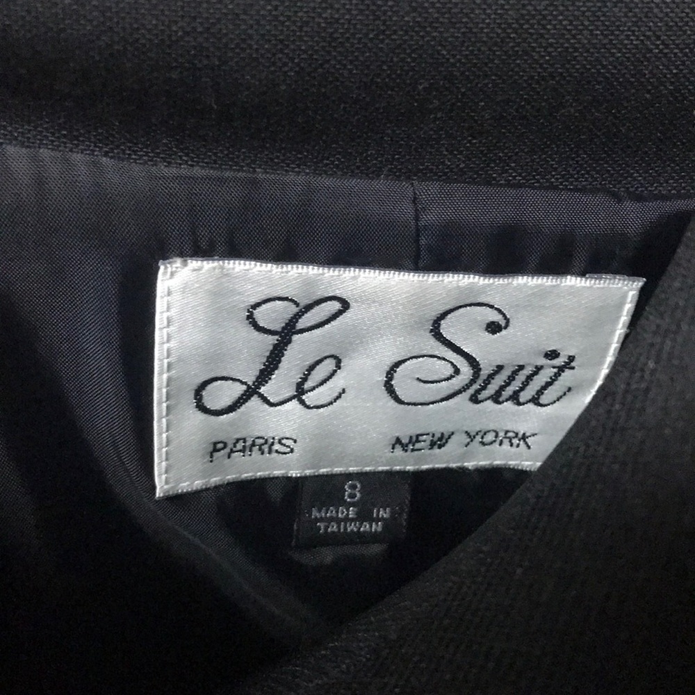 La suit - Picture 3 of 3